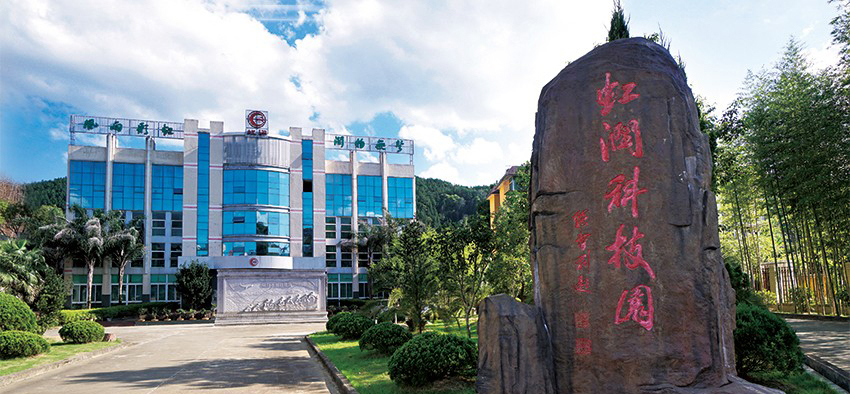 典范獎(jiǎng)杯頒給了這位杰出校友